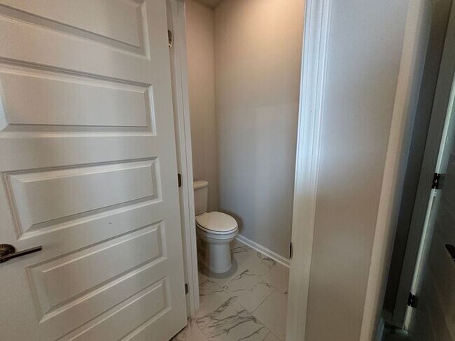 Building Photo - Look and lease in Athens