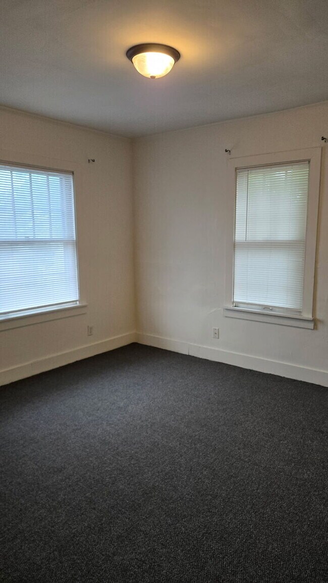 Building Photo - Comfortable, affordable, and ready to call home—this well-kept house is now available for rent.