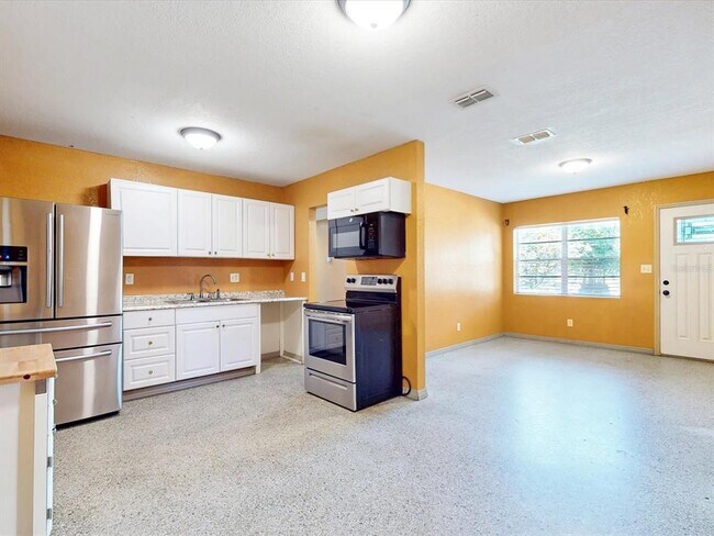 Building Photo - 2502 N Beaumont Ave