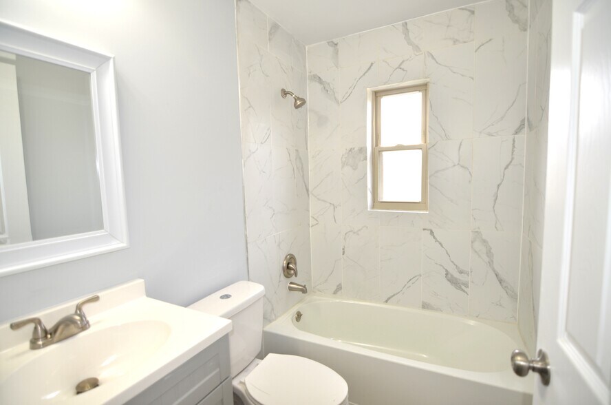 Building Photo - 7301 Brookcrest Dr