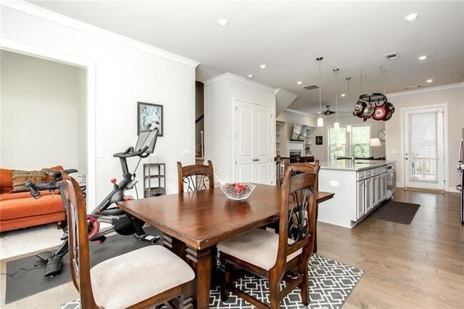 Building Photo - Large 3 Bedroom Luxury Townhome on Silver ...