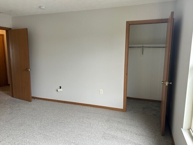 Building Photo - 2 Bedroom, 1 1/2 Bath 1500 sq. ft. Townhom...