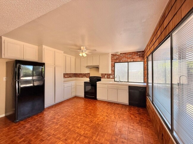 Building Photo - Fabulous 4 bedroom 2 1/2 Bath Home!
