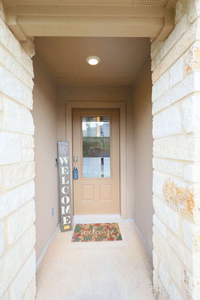 Building Photo - "Charming 4-Bed Sanctuary in San Antonio – 1702 Sq Ft of Comfortable Living!"