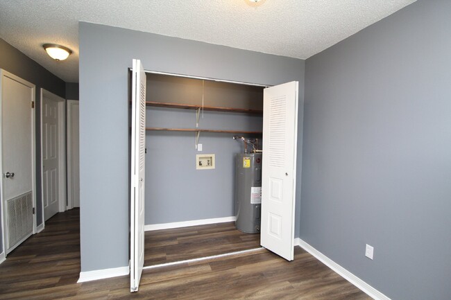 Building Photo - **Updated 2-Bedroom, 2-Bathroom Apartment ...