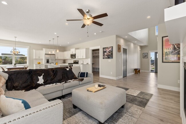Building Photo - PROMO*** $1000 Off 1st Month of Rent -Beau...