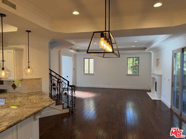 Building Photo - 2005 Robinson St