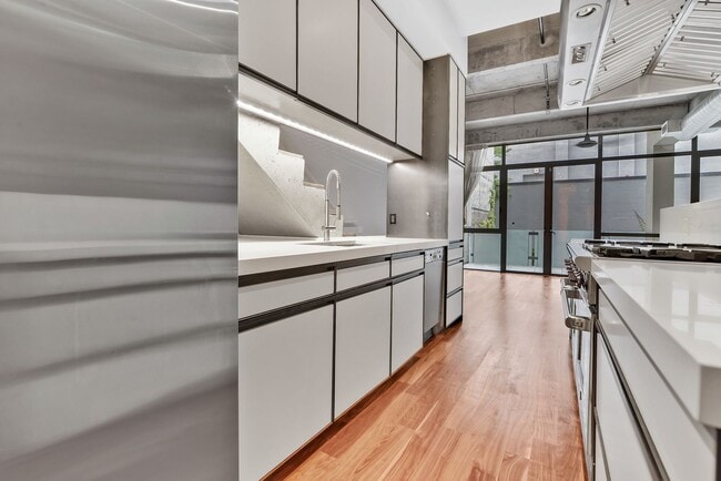 Building Photo - Impeccable Minimalist Design 4 bedroom 3 b...