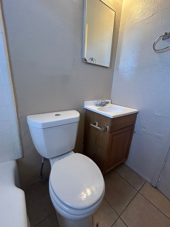 Building Photo - Apartment in Tucson's Historical Neighborhood!