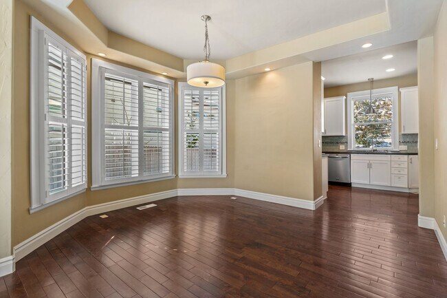 Building Photo - Beautifully updated 3 BR 3 bath Victorian home 7 blocks from Washington Park