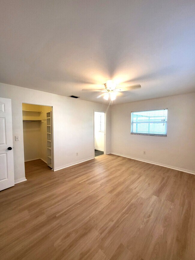 Building Photo - 868 Creighton Dr