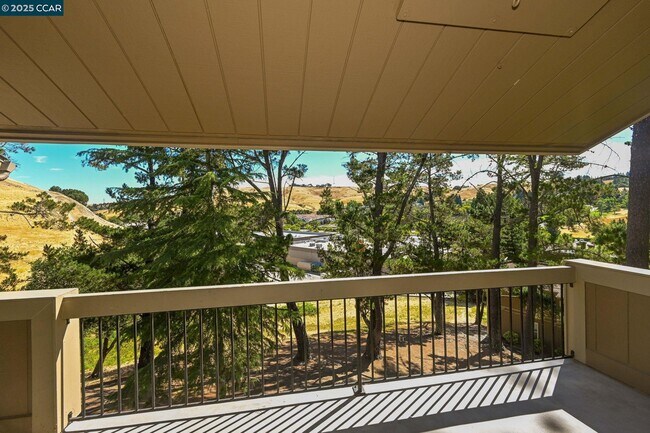 Building Photo - 2075 Ascot Dr