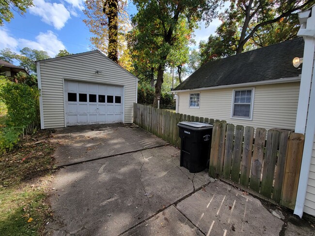 Building Photo - 4 bed, 2 bath, Close to Notre Dame