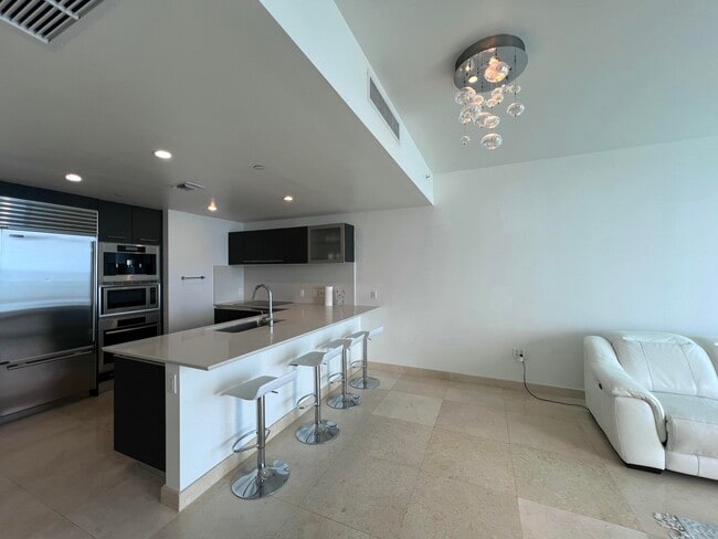 Building Photo - 17001 Collins Ave
