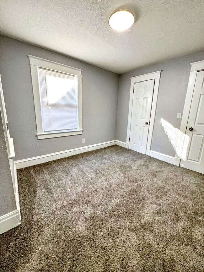 Building Photo - Spacious & Charming 5-Bedroom Home with Mo...