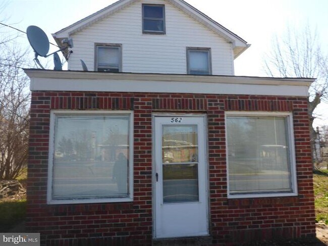 Primary Photo - 562 N Broadway