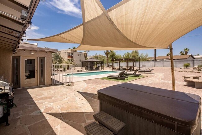 Building Photo - 4 Bedroom Pool Home Located Downtown