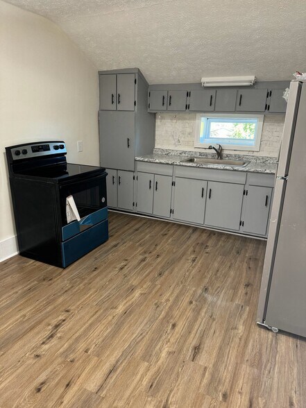 Kitchen - 9106 Columbus Rd NE