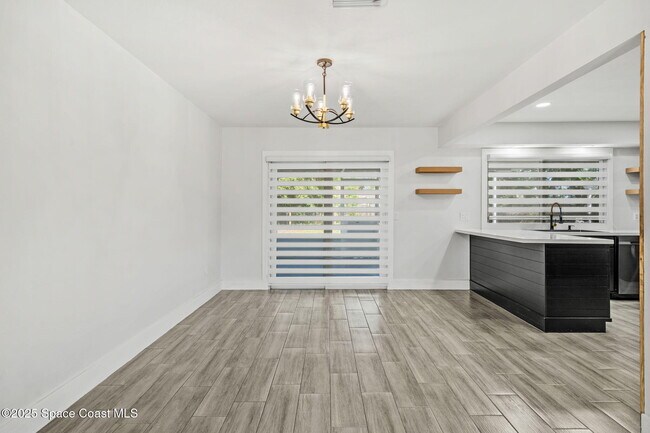 Building Photo - 1310 Mariposa Dr NE