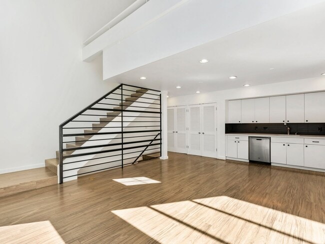 Building Photo - Fully renovated 2 level/2 bed/2 bath pearl...