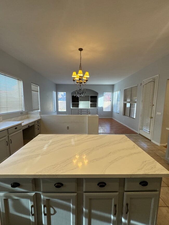 Building Photo - Upgraded home in Glendale with Pool