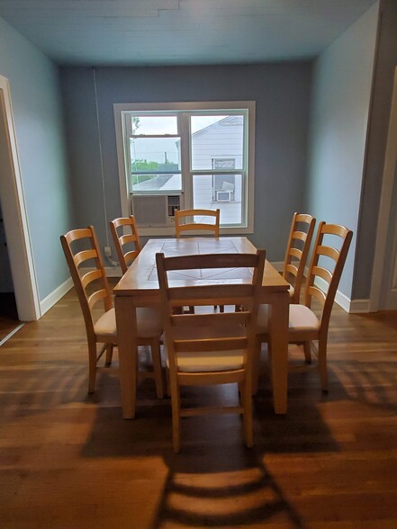 Dining area with table for 6 - 1621 6th St