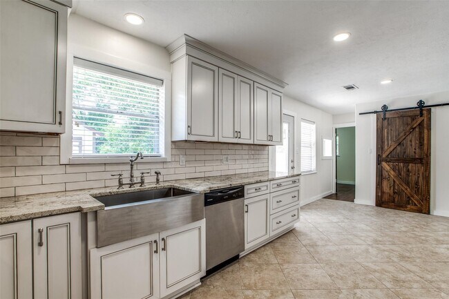 Building Photo - 235 Live Oak St