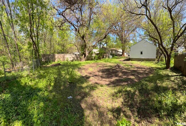 Building Photo - 1703 N Valley Ave