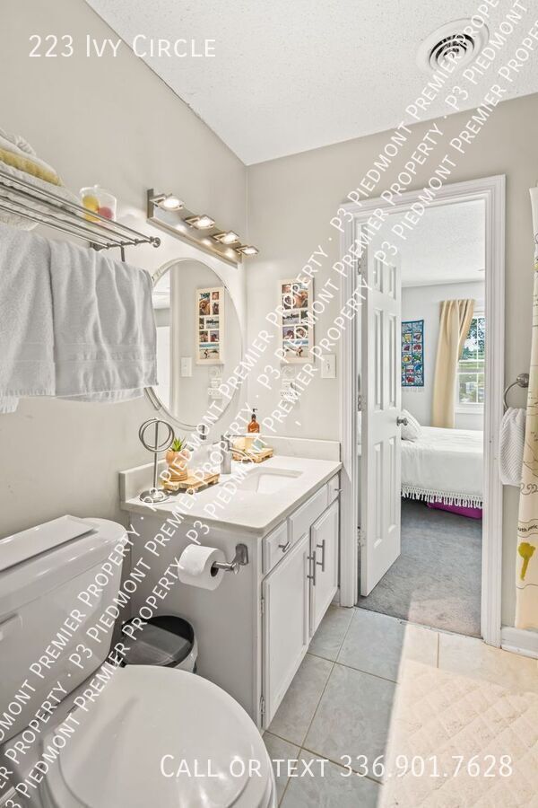 Building Photo - 223 Ivy Cir