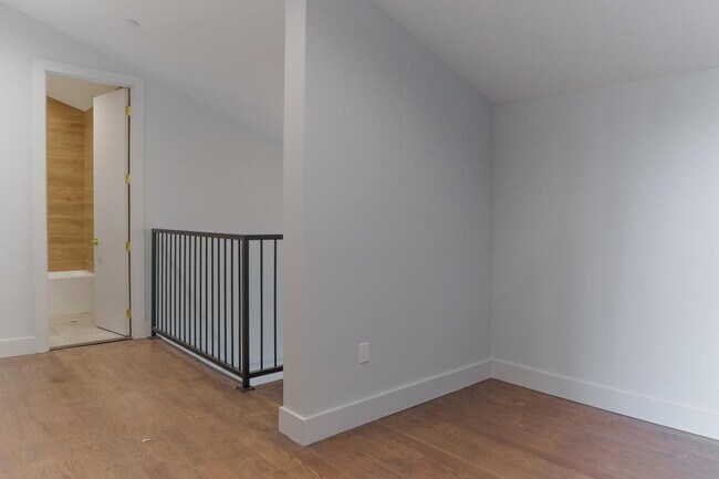 Building Photo - 97 Varet St