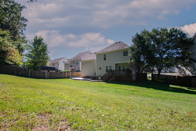 Building Photo - Pet Friendly Three Bedroom with Bonus!