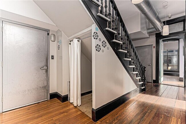 Building Photo - 114 Main St