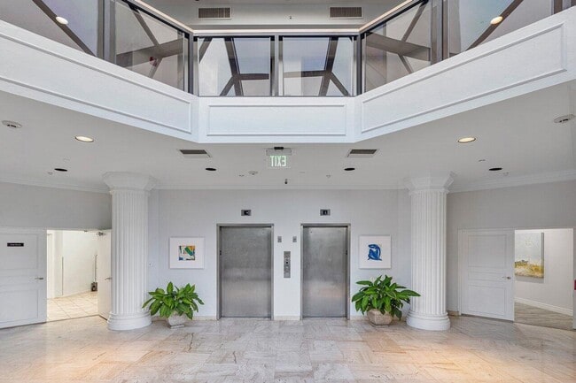 Building Photo - 2401 N Ocean Blvd