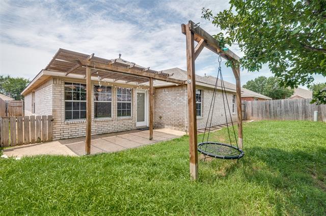 Building Photo - 915 Simi Dr