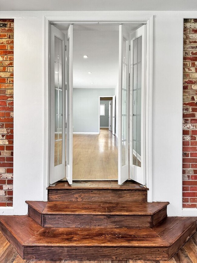 Building Photo - 3 bedroom 2 bath home in a great area filled with tons of extras you will LOVE!