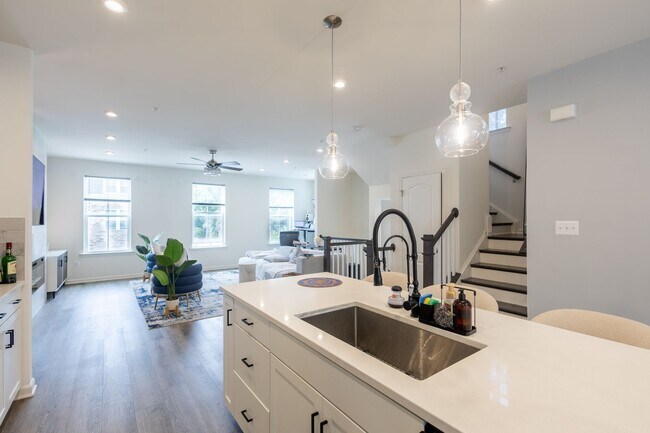 Building Photo - Stunning 3 BR/2 Full BA & 2 Half BA Townho...