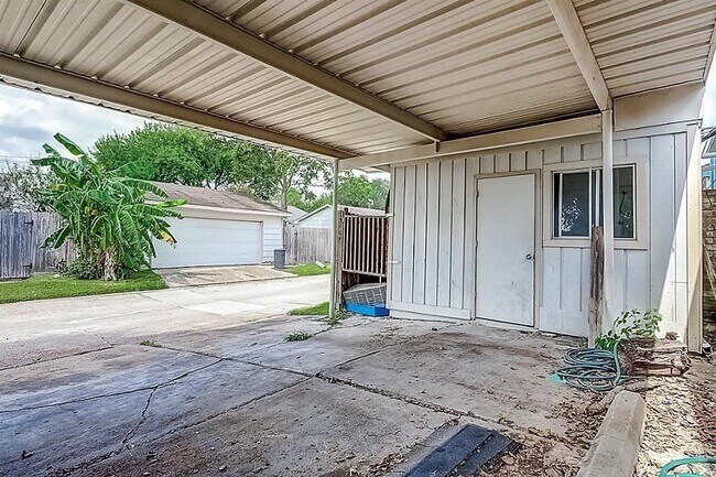 Building Photo - 13159 High Star Dr