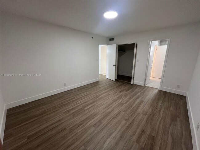 Building Photo - 5111 W Oakland Park Blvd