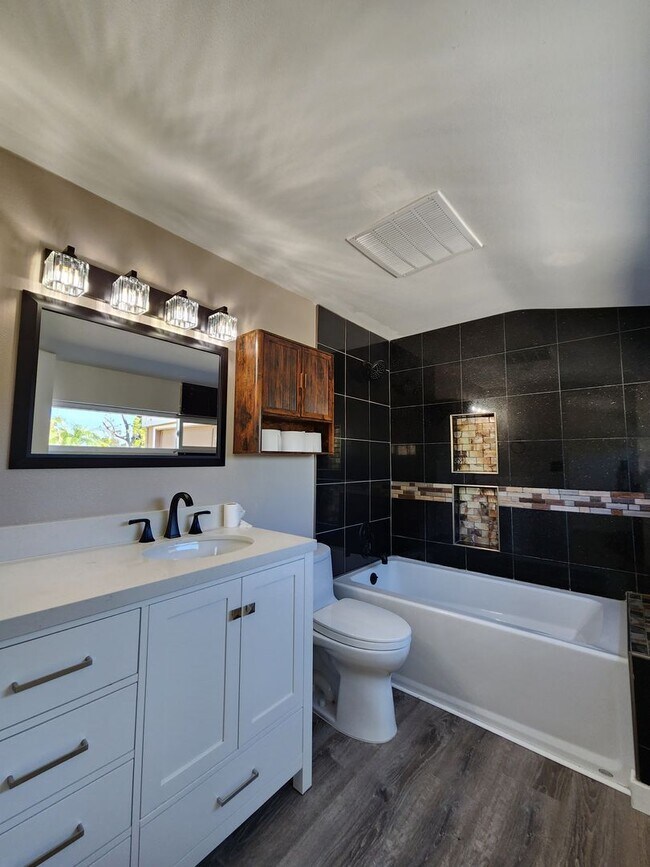 Building Photo - Single Story 3 Bedroom House in Serra Mesa with Pool