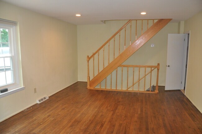 Building Photo - 570 Barrett Ave