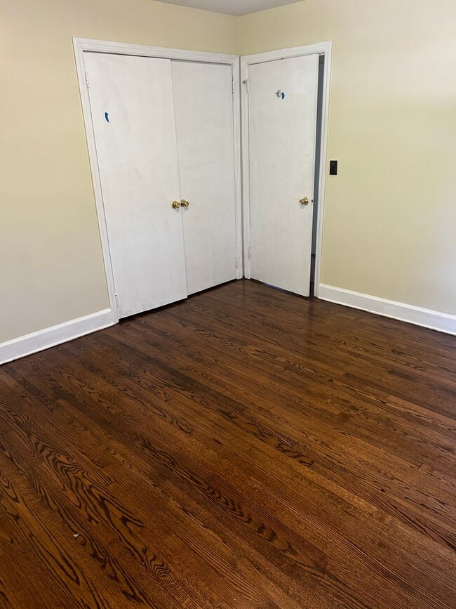 Building Photo - 3 Bedroom 1 bathroom Renovated! 5 minutes ...