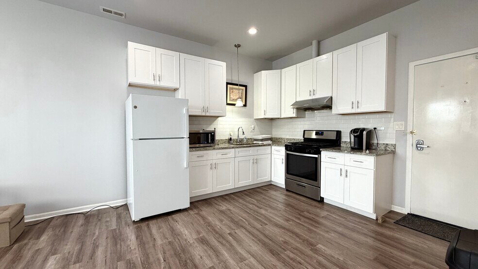 Building Photo - 2893 S Archer Ave
