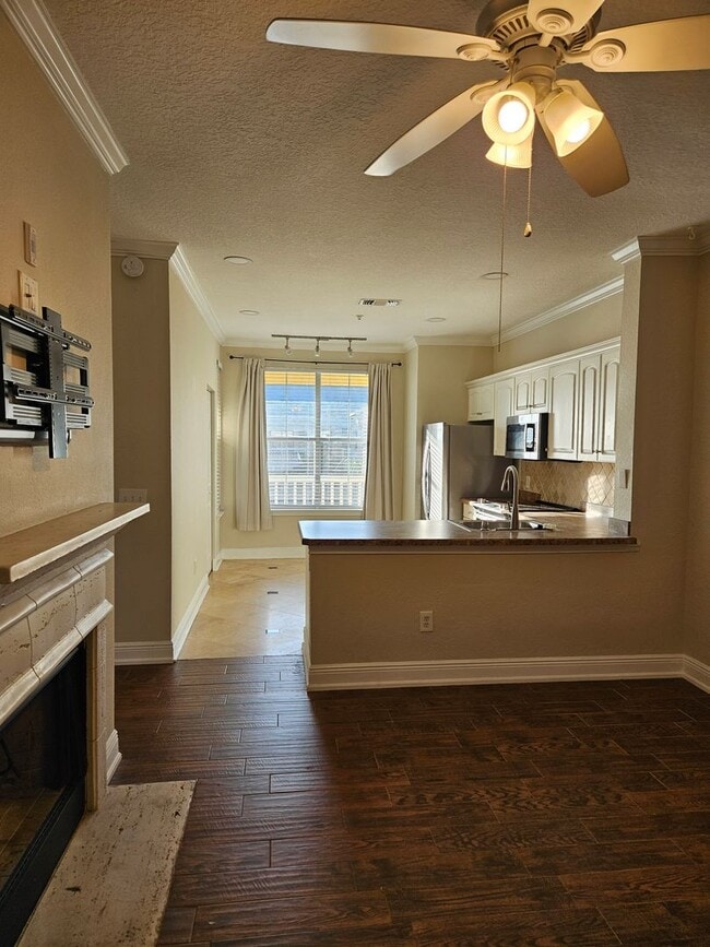 Building Photo - Downtown 1/1 Condo pool view & fireplace with free water/sewer