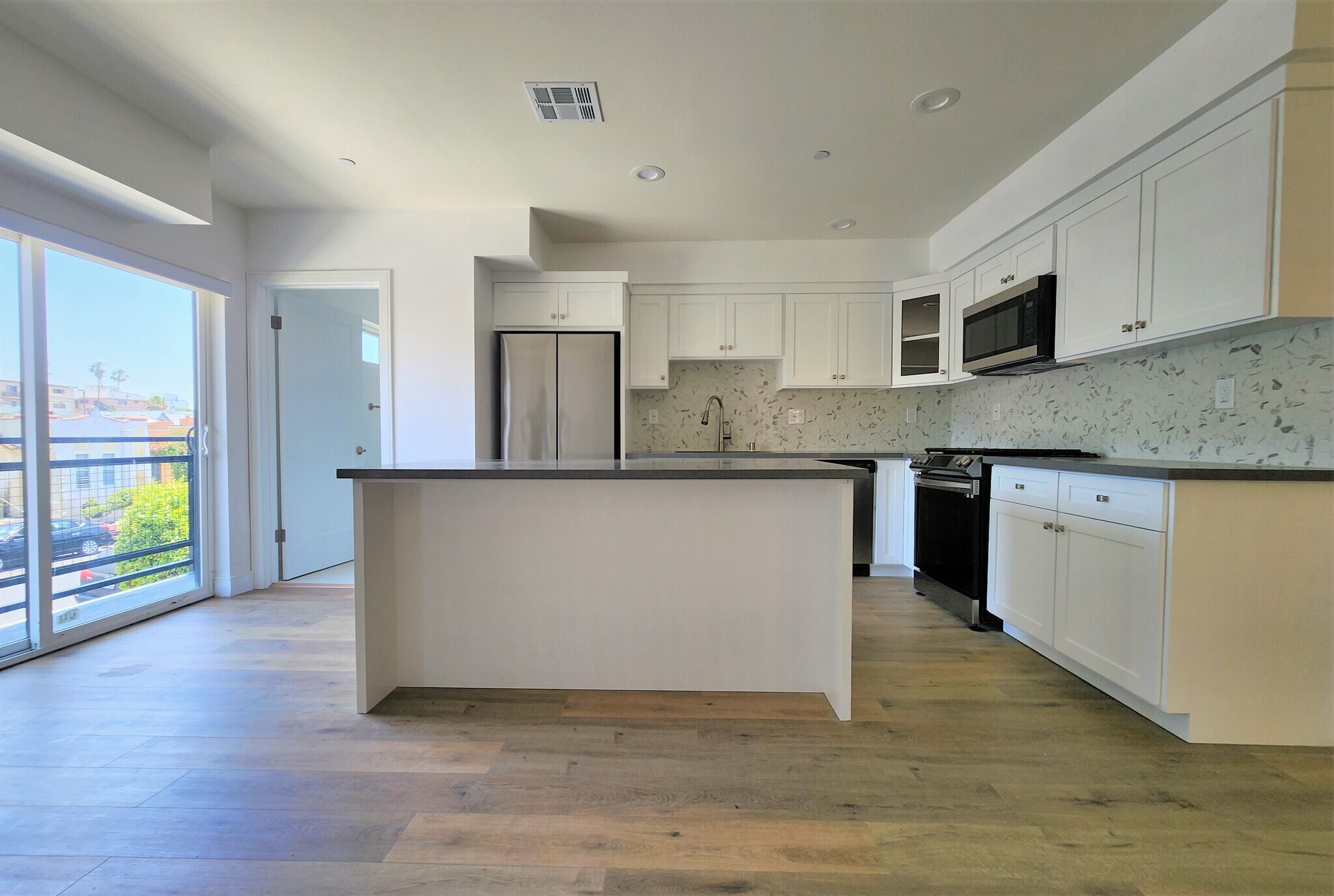Building Photo - 543 N Kingsley Dr