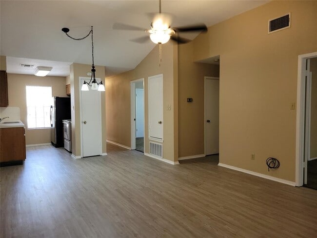 Building Photo - 8802 Piney Point Dr