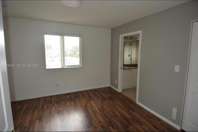 Building Photo - 324 NE 3rd St