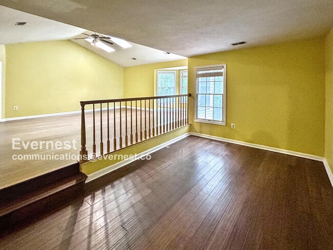 Building Photo - 3059 Southampton Dr