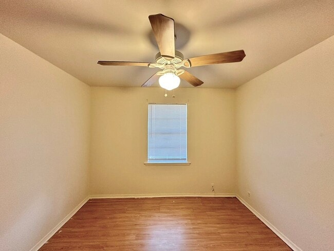 Building Photo - Discover this 3/2 home located in Mid-town...