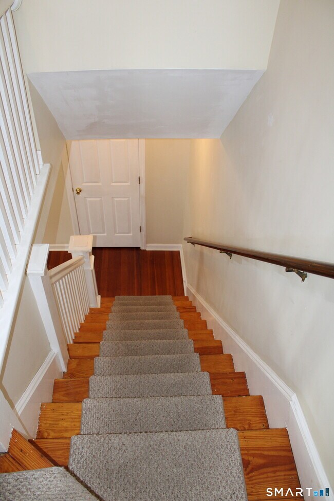 Building Photo - 6 Sunnyside E Rd