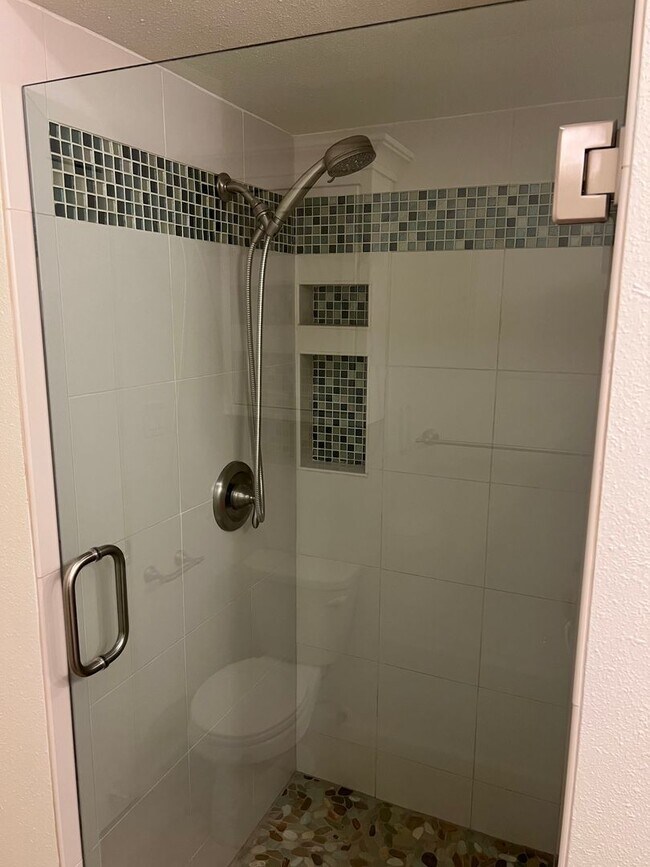 Building Photo - 2 Bedroom 2 Bath Spacious Condo For Rent in Long Beach Comes with Assigned Garage Space - Marketi...